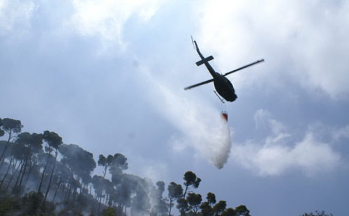 طوافة تابعة للجيش اللبناني تعمل على إخماد الحريق
