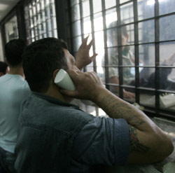 مسجون ينظر إلى ابنه عبر الزجاج (أرشيف ــ رمزي حيدر)