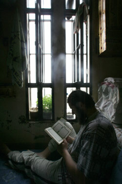 إسلامي يتلو القرآن في سجن رومية (أرشيف ــ رمزي حيدر)