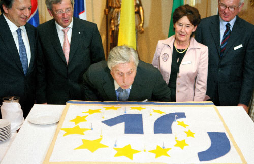 رئيس المصرف الأوروبي جان كلود تريشيه يواجه معضلة التضخّم بعد 10 سنوات على نشوء مؤسّسته (آرن ديدير ــ  أ ف ب)