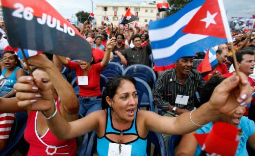 فرح خلال احتفالات ذكرى انطلاق الثورة في سانتياغو دو كوبا (كلوديا دوت ــ رويترز)