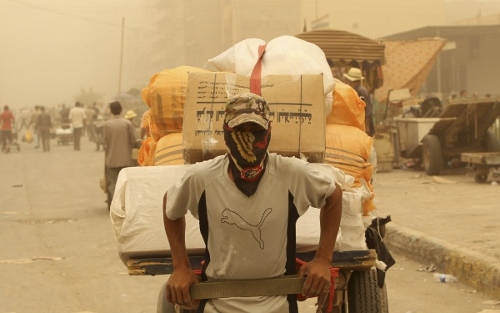 عاصفة صحراوية تضرب العراق منذ يوم أمس (سعد شلش - رويترز)