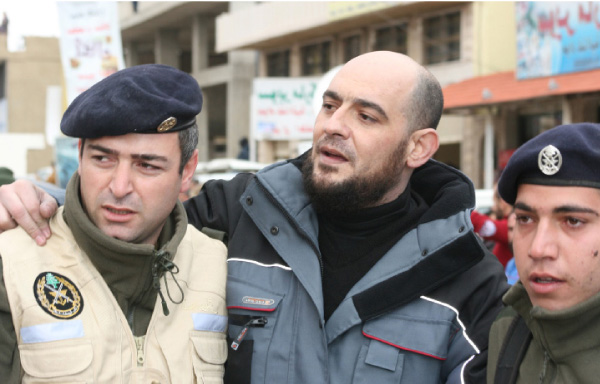 العسكري المحرر زياد عمر في ساحة بلدة اللبوة بعدإطلاقه (رامح حمية)