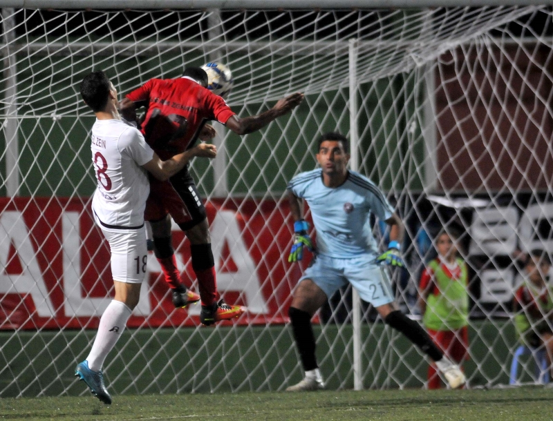 لاعب السلام مايكل هيليغبي يسجّل هدف الفوز في مرمى النجمة (عدنان الحاج علي)