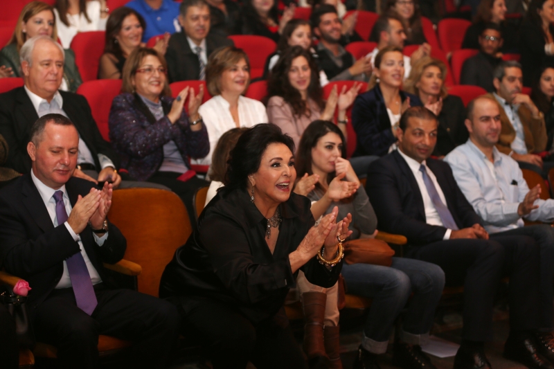 الأشقر  بجانب وزير الثقافة روني عريجي خلال أحد الاحتفالات في المسرح