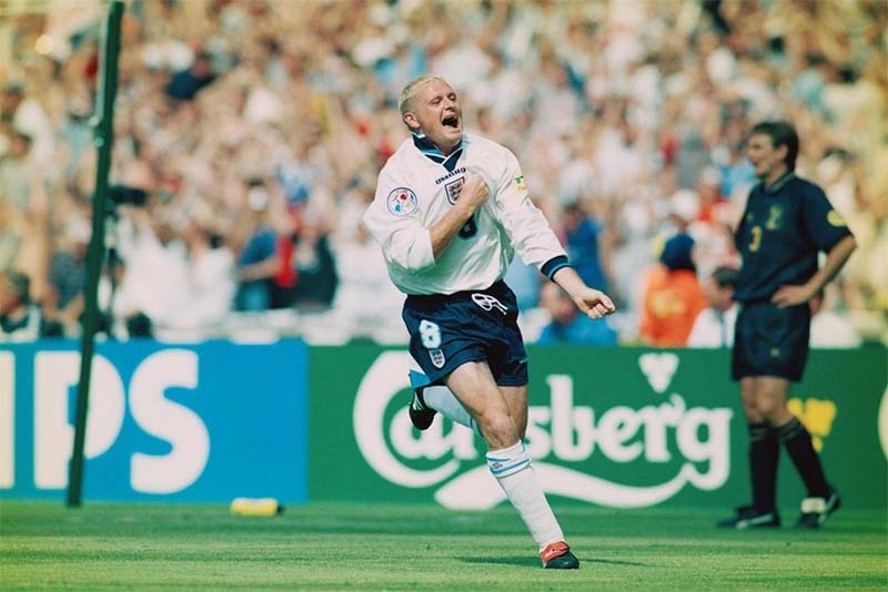 لا يمكن نسيان الاحتفال الجنوني لغاسكوين بعد هدفه الشهير أمام اسكوتلندا في كأس أوروبا 1996 (أرشيف)