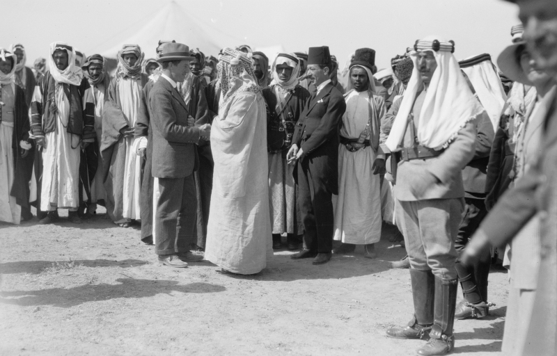 المندوب السامي البريطاني  هربرت صموئيل، يلتقي الأمير عبدالله بن الحسين خلال زيارته الثانية إلى الأردن عام 1921 (مكتبة الكونغرس)