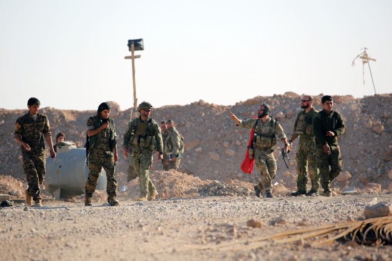 فريق من الخبراء البريطانيين يقدّم استشارات عسكريّة ولوجستيّة لـ«قوّات سوريا الديموقراطيّة» (أ ف ب)