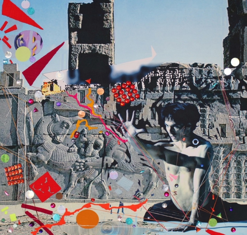 «مسرح مشتعل» لفرهاد أهرانيا (تطريز يدوي وتصوير رقمي على كانفاس، وقطن وترتر ــ 97.5 × 103 سنتم ــ 2012)
