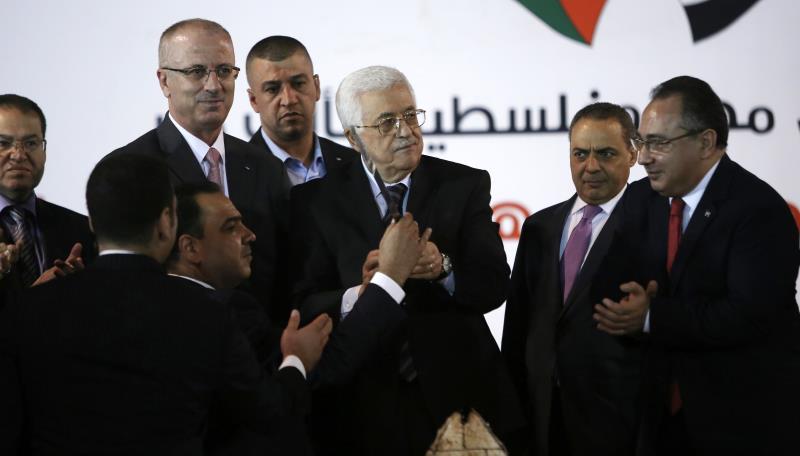 سعى محمود عباس إلى كتم الهبّة الشعبية مقابل عودة المفاوضات 