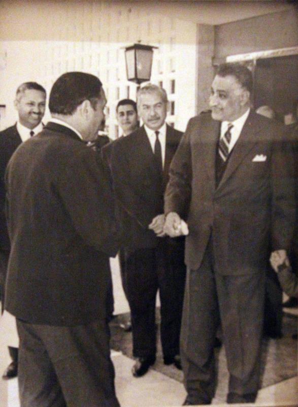 مع الزعيم جمال عبد الناصر الذي اقترنت به صورتُه