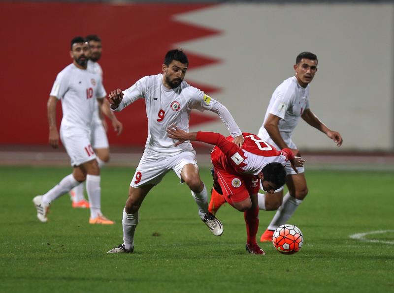 لاعب منتخب لبنان محمد حيدر في صراع مع لاعب بحريني تحت أنظار حسن شعيتو وعباس عطوي