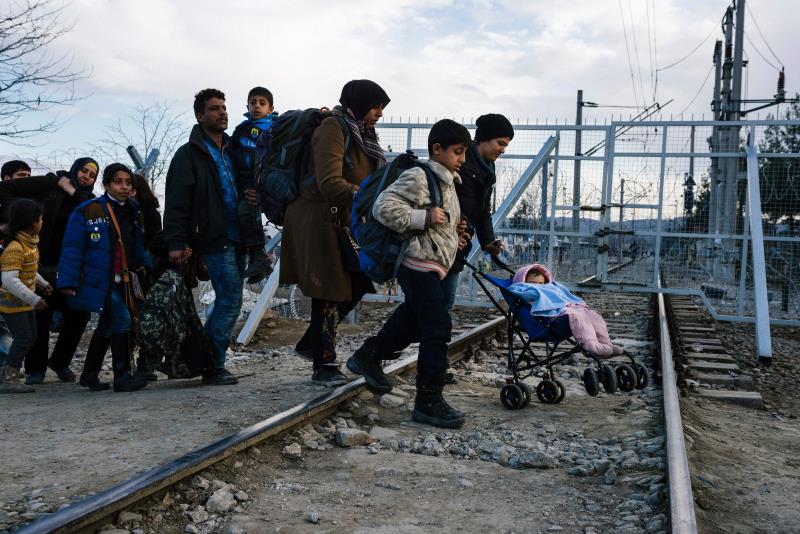 لاجئون يجتازون الحدود اليونانية ــ المقدونية في طريقهم إلى الشمال الأوروبي 
