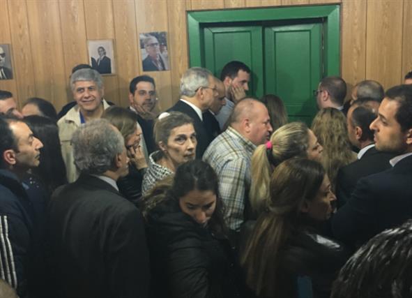حكمويون محتشدون امام باب قاعة الاقتراع للادلاء بأصواتهم (الأخبار)