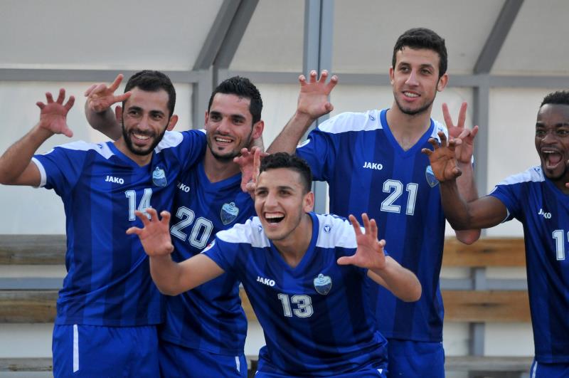 فرحة لاعبي طرابلس بالفوز التاريخي على الإستقلال