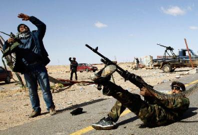 معارك ليبيا تتركّز براس لانوف والزاوية... وأوباما يعلن دراسة «خـــيارات عسكريّة» 