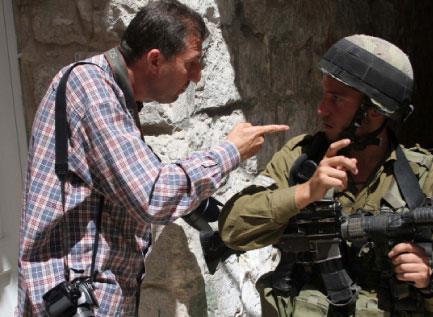 أبواب الضفة مفتوحة للإسرائيليين:  جنود برداء صحافيين