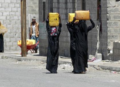 العدوان يقتل اليمنيين مرّتين: الحصار يؤدي إلى أزمة   نفط خانقة