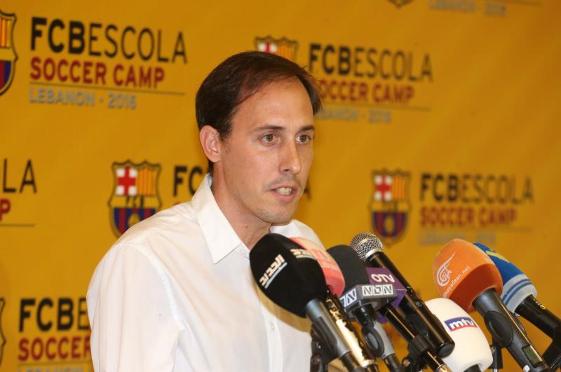 ممثل نادي برشلونة الاسباني فريدي مارتن يتحدث خلال المؤتمر الصحفي