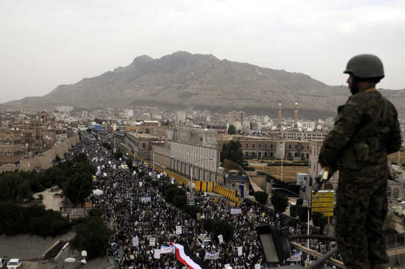من مسيرة «أنصار الله» في صنعاء أول من أمس، بعنوان «أميركا ترفض الحل السلمي في اليمن» (الأناضول)