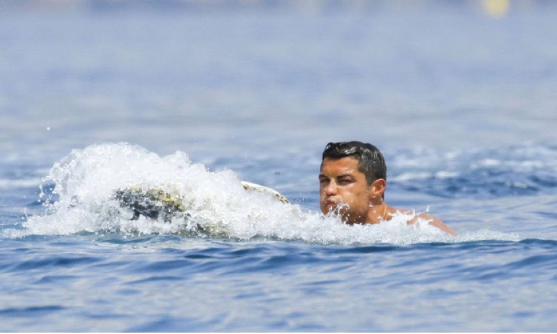 رونالدو يستمتع بالسباحة في «ايبيزا» (انترنت)