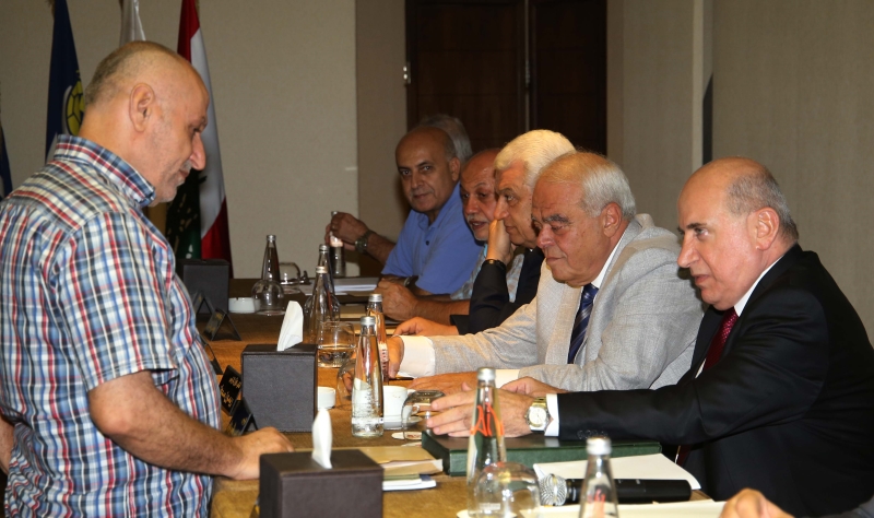 حديث بين حيدر والشحف بحضور أعضاء الاتحاد قبل الجمعية العمومية (عدنان الحاج علي)