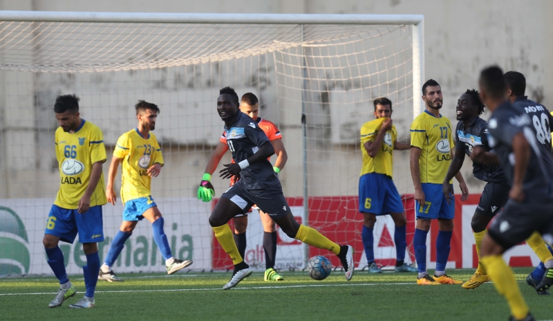لاعب العهد لامين فاني يحتفل بأحد هدفيه في مرمى الصفاء (عدنان الحاج علي)