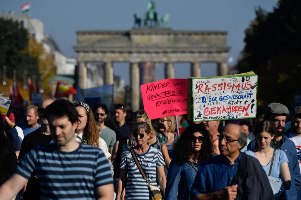 سار المتظاهرون في قلب برلين حتى بوابة براندبورغ الشهيرة