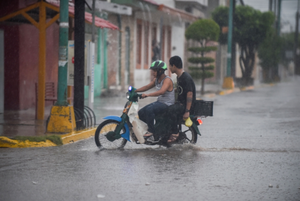 إعصار «ويلا» يضرب سواحل المكسيك