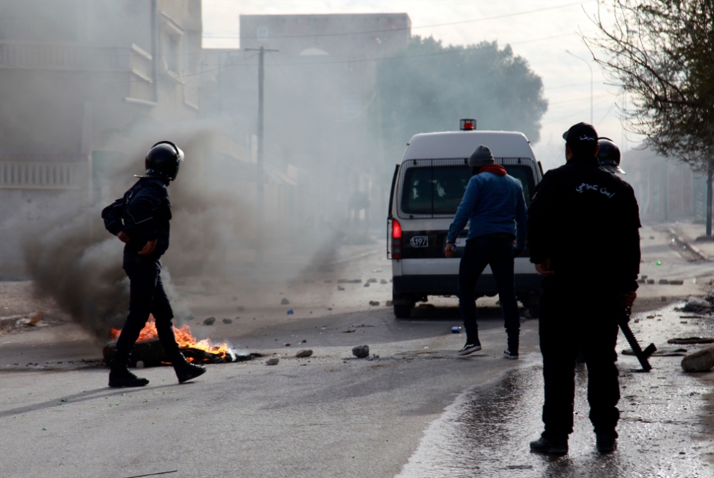 تواصل الاحتجاجات إثر انتحار صحافي حرقاً