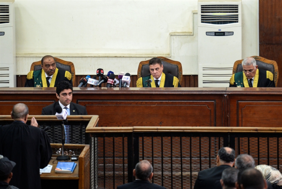 مبارك يطالب باعتباره عسكرياً... والمحكمة ترفض