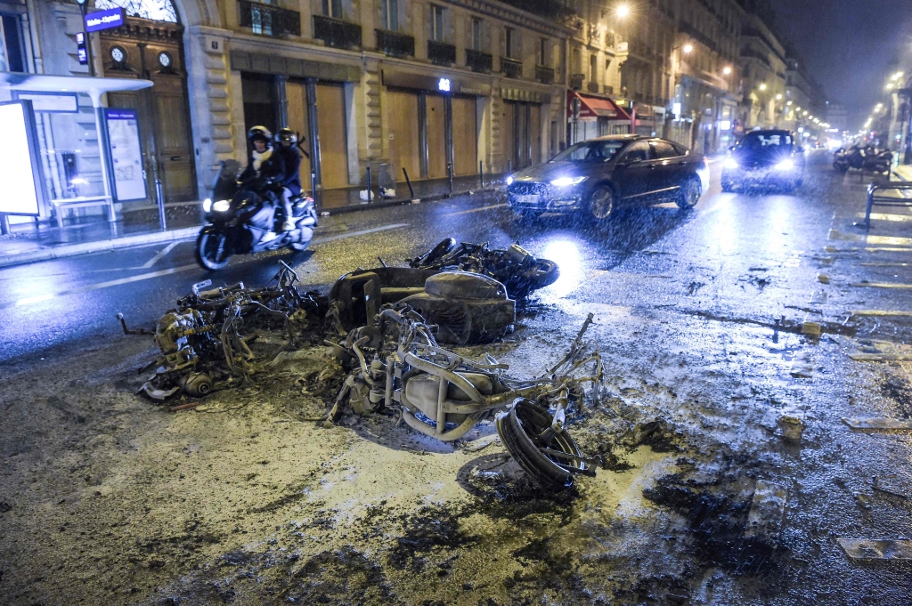 دراجات نارية محترقة في باريس