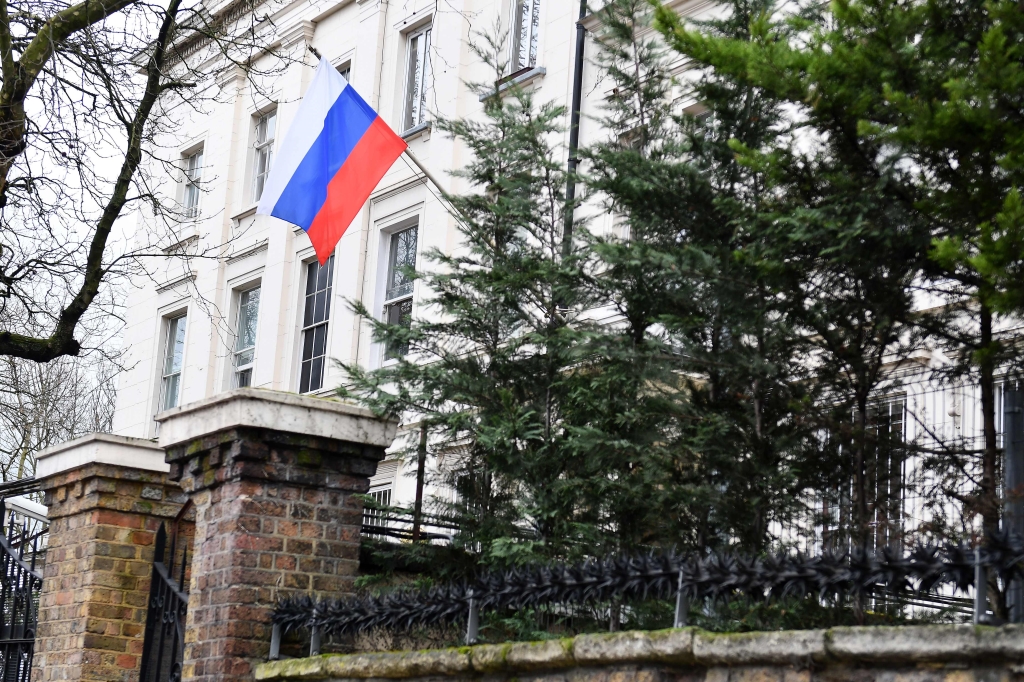 ماي وصفت الدبلوماسيين الروس المطرودين بـ «جواسيس يعملون تحت غطاء دبلوماسي في السفارة الروسية في لندن»