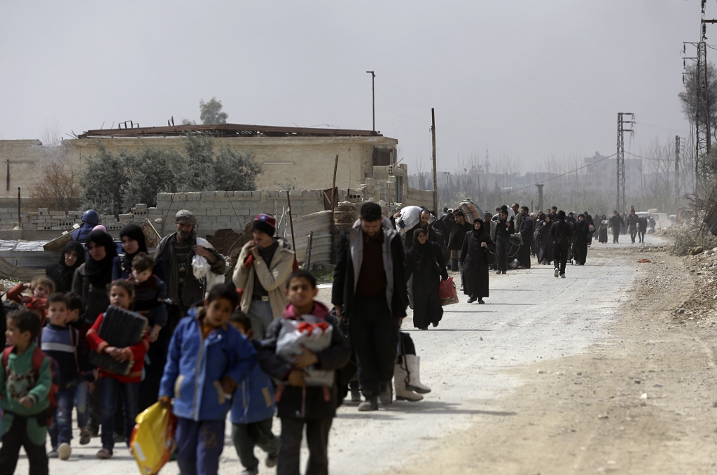 مركز المصالحة الروسي توقع خروج 20 ألف مدني اليوم من الغوطة (أ ف ب)