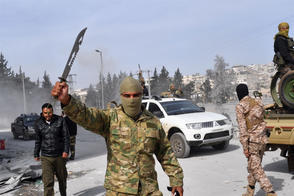 مقاتلون من الفصائل المسلحة التابعة لتركيا في مركز مدينة عفرين