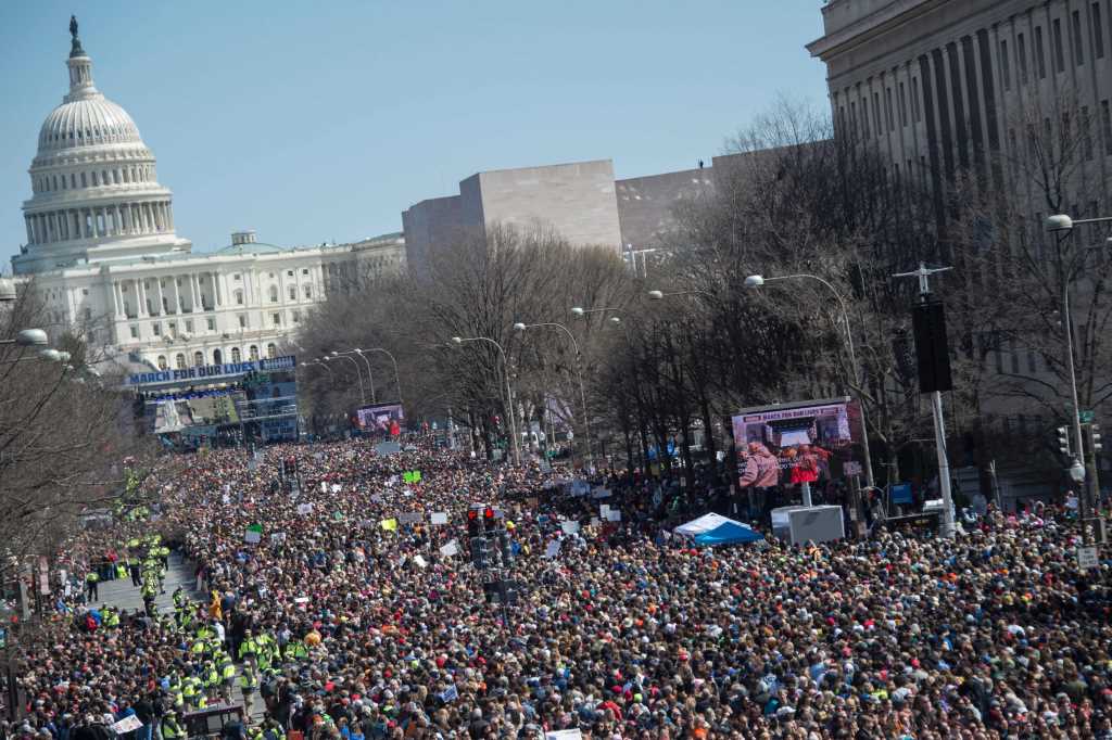 جانب من الحشود التي تجمعت في شارع بنسلفانيا في واشنطن 