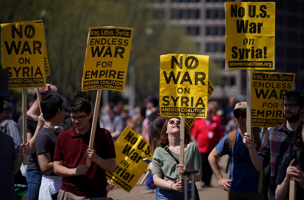 المتظاهرون أمام البيت الأبيض رددوا هتافات تندد بالعدوان على سوريا
