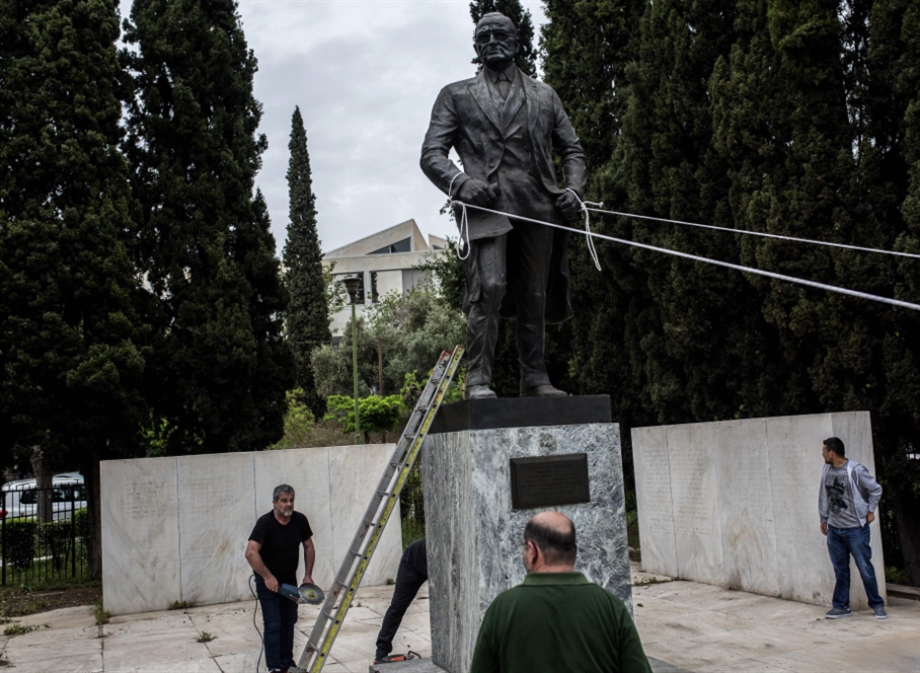 إسقاط تمثال الرئيس الأميركي الأسبق ترومان في أثينا