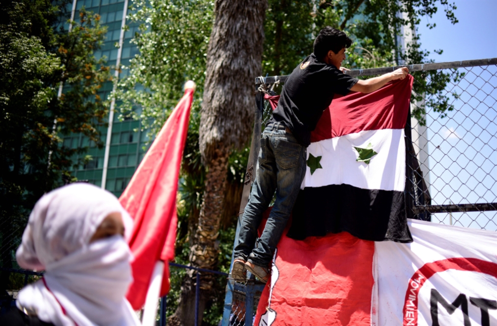 العلم السوري على سور السفارة الأميركية في العاصمة المكسيكية