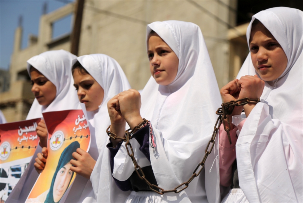«يوم الأسير»: مليون فلسطيني مرّوا على سجون العدو