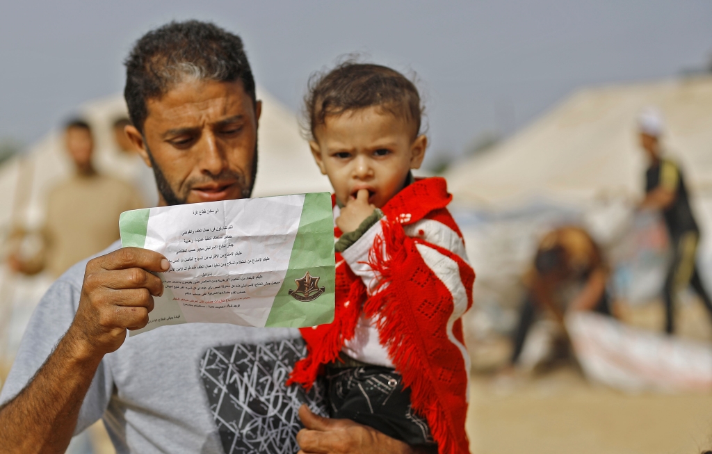 ألقى جيش العدو الإسرائيلي منشورات تحذر من المشاركة في مسيرة العودة (محمد عبد - أ ف ب)