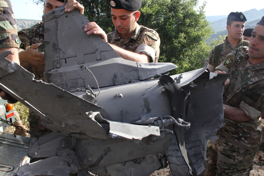 جنود الجيش اللبناني يعاينون بقايا صاروخي اعتراضي سوري سقط في بلدة الهبارية (أ ف ب)