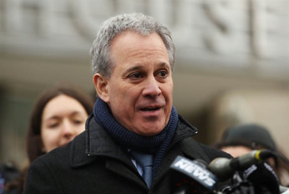 المدعي العام في نيويورك يستقيل بعد اتهامه بـ«التعنيف»