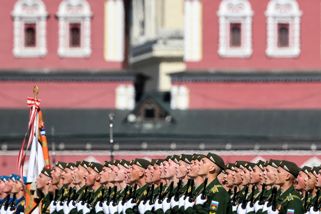 جنود يشاركون في العرض العسكري لمناسبة الذكرى الـ73 للانتصار على النازية في الساحة الحمراء في موسكو