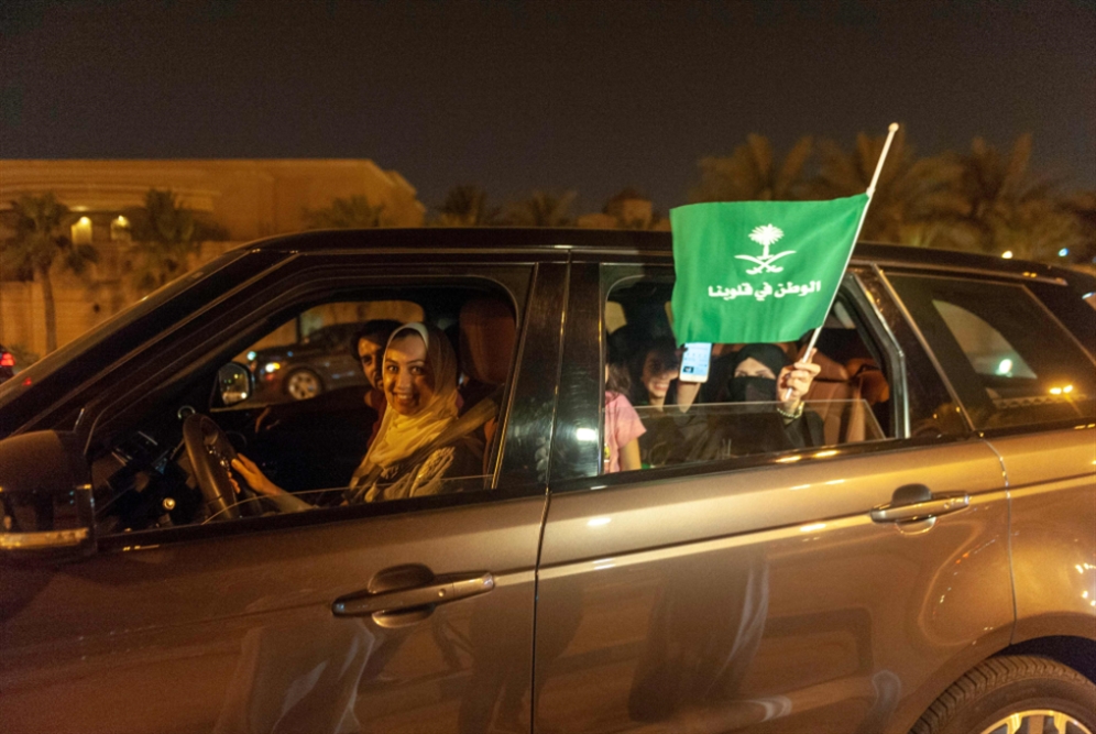 السعوديات بدأن القيادة... بوصاية ذكورية
