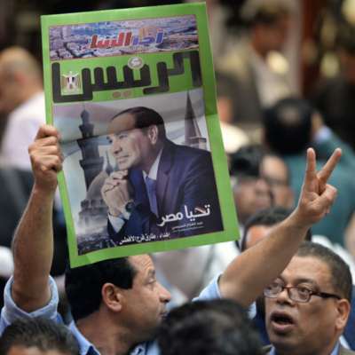هل «يهب» السيسي المصريين الديموقراطية؟