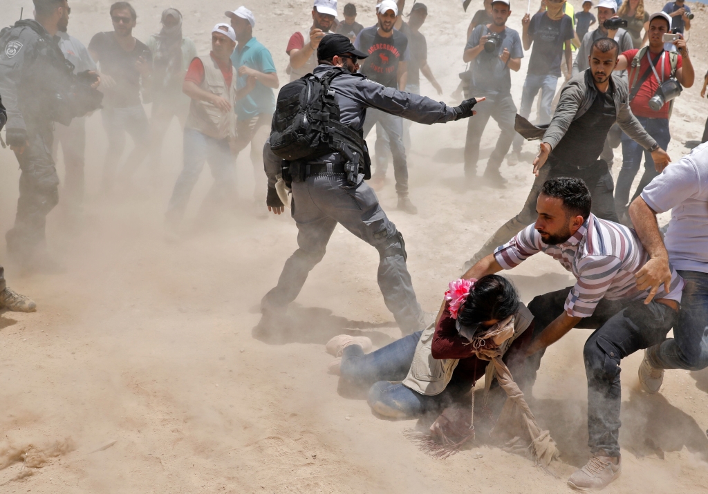 أصيب 35 فلسطينياً بعدما اعتدت قوات الاحتلال عليهم