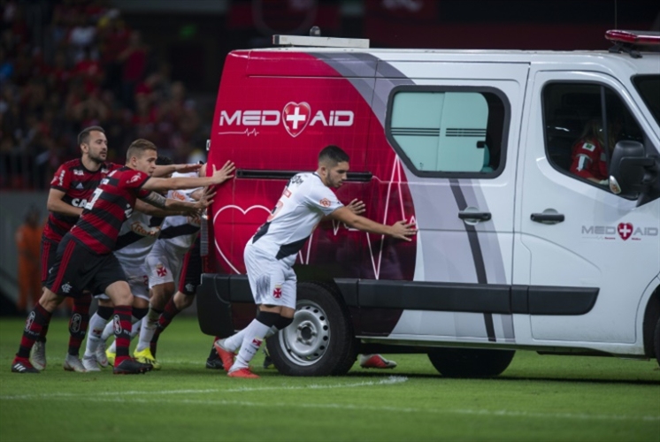 سيارة إسعاف تستنجد باللاعبين في البرازيل!