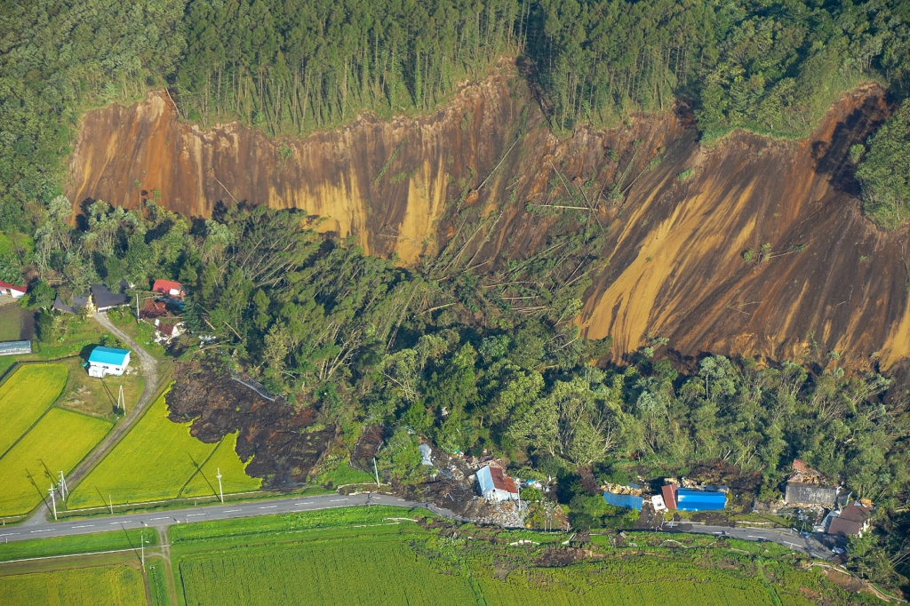 انهيارات أرضية في سلسلة تلال أتسومي الريفية