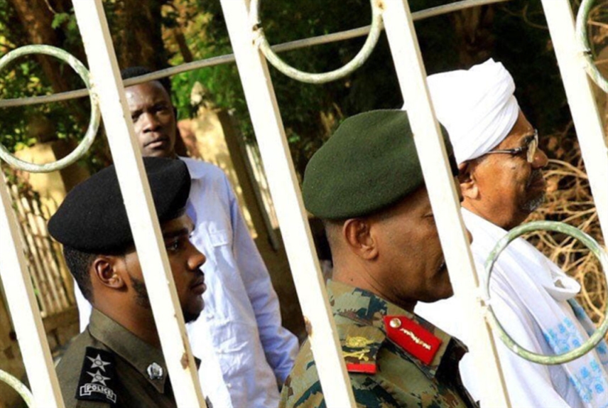 السودان | 9 جلسات من محاكمة البشير: المال... قبل الضحايا!